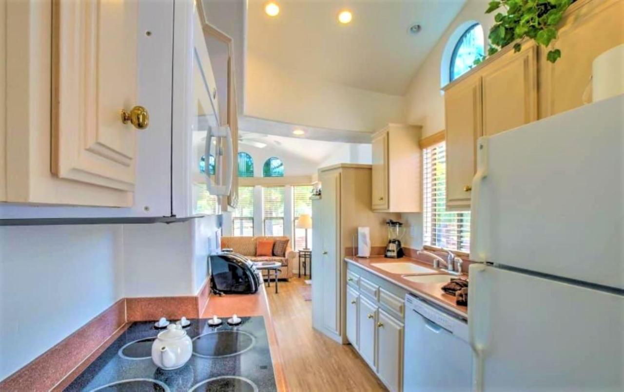 Sedona Pines Resort Экстерьер фото A typical kitchen in a park model