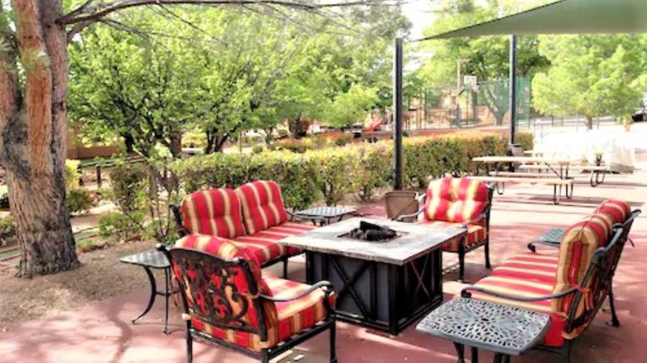 Sedona Pines Resort Экстерьер фото Outdoor furniture