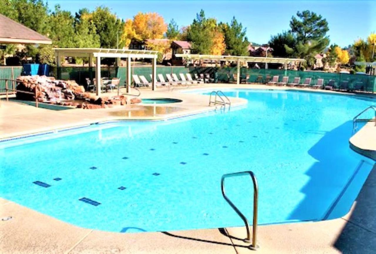 Sedona Pines Resort Экстерьер фото The pool at the Mountain Shadows Country Club