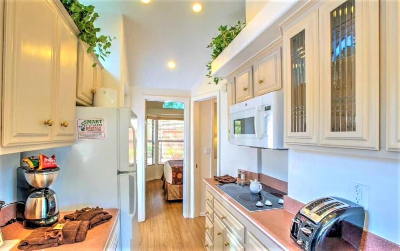 Sedona Pines Resort Экстерьер фото A typical galley kitchen