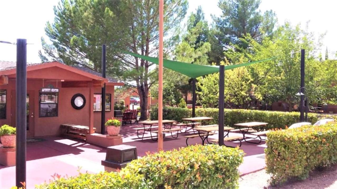 Sedona Pines Resort Экстерьер фото The patio at the 2009-2010 location