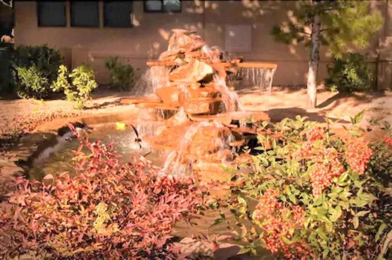 Sedona Pines Resort Экстерьер фото Fountain at the entrance of the hotel